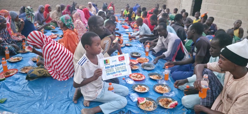 Kamerun’da kurulan AİDE iftar sofrası